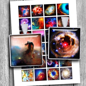 Puede incluir: Un conjunto de 20 colgantes cuadrados plateados con imágenes coloridas de nebulosas y galaxias. Los colgantes están dispuestos en una cuadrícula sobre un fondo blanco.