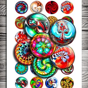 Può includere: Una collezione di 16 ornamenti rotondi in vetro colorati con motivi intricati. Gli ornamenti sono disposti in un gruppo, con alcuni che si sovrappongono. Gli ornamenti sono un mix di rosso, blu, verde, giallo e arancione.