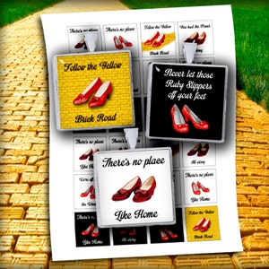 Puede incluir: Cuatro azulejos cuadrados de cerámica con imágenes de zapatillas de rubí y texto del Mago de Oz. Los azulejos presentan las citas "Sigue el camino de ladrillos amarillos", "No hay lugar como el hogar", "Nunca dejes que esas zapatillas de rubí se te caigan de los pies" y "No hay lugar como el hogar".