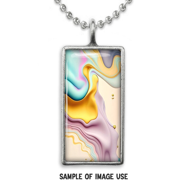 Pode incluir: Um colar de corrente de prata com um pingente retangular que apresenta um design abstrato de cores que giram, incluindo ouro, rosa, azul e branco.