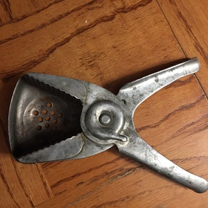 Vintage Citrus Squeezer/juicer Metal