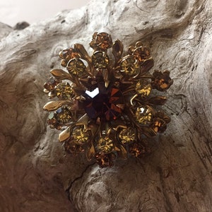 Vintage Circular Brooch Gold Tone Rhinestone Accents Retro Pin Jewelry