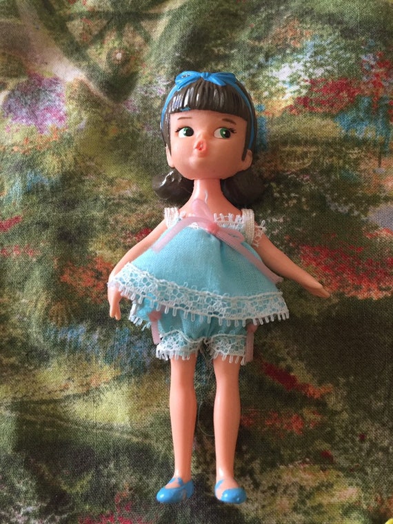 Vintage Dolly Darlings Karen has a slumber party three dolls and case Dolls Toys