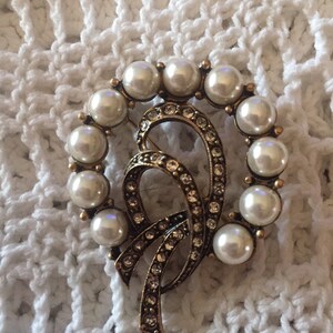 Gold Tone Faux Pearls Brooch Pin With Rhinestone Accents Jewelry