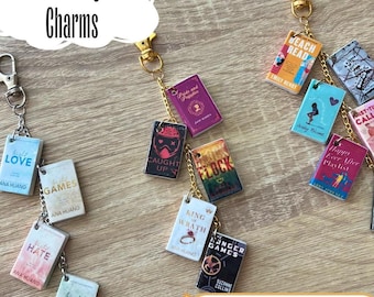 Mini portachiavi a forma di libro: ciondolo letterario fatto a mano - regalo personalizzato per gli amanti dei libri