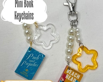 Portachiavi a forma di mini libro: regalo letterario personalizzato, ciondolo per borsa