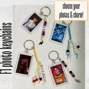 OP MAAT GEMAAKTE F1-driverfotosleutelhangers met 2 bedelbevestigingsopties! | Jij kiest de foto's! | Formule 1-cadeaus | Accessoires voor motorsporttassen