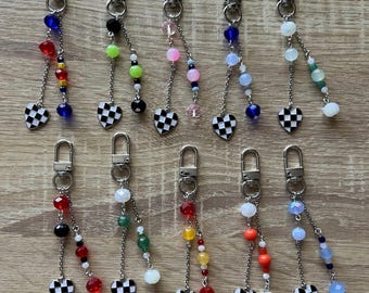 Colgante colorido con forma de corazón a cuadros y cuentas: dije para bolso hecho a mano con motivos de Fórmula 1.