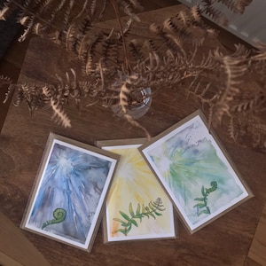 Trío de tarjetas de felicitación, con helechos desplegados en acuarela originales
