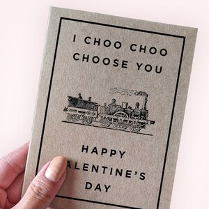 Jeu de mots I Choo Choo Choose You - Jeu de mots classique pour la Saint-Valentin - Jeu de mots train carte de Saint-Valentin - Happy Valentine's Day - Blague Saint-Valentin - Format A2