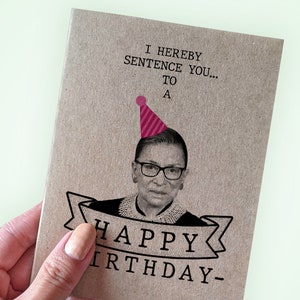 Carte d'anniversaire Ruth Bader Ginsburg - par la présente, je vous condamne à un anniversaire - carte d'anniversaire avocat - carte de voeux A2 - carte kraft recyclée