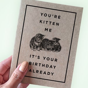 Carte d'anniversaire pour amoureux des chats - Vous êtes un chaton et moi, c'est déjà votre anniversaire - carte d'anniversaire pour jeu de mots - carte de voeux A2 - carte Kraft recyclée