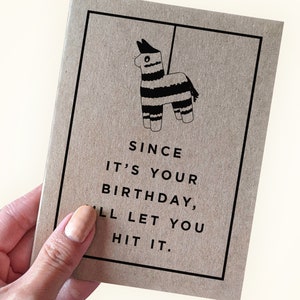 Jeu de mots en pinata - puisque c'est votre anniversaire, je vous laisse frapper - carte d'anniversaire drôle - anniversaire suggestif drôle - carte de voeux A2