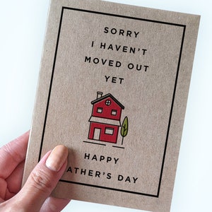 Carte de fête des pères amusante - Je suis toujours à la maison - Désolé, je n'ai pas encore bougé - Bonne fête des pères - Carte Kraft A2