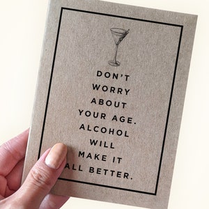 Carte d'anniversaire potable - Ne vous inquiétez pas pour votre âge, l'alcool le rendra meilleur - Carte de voeux de fête d'anniversaire - Carte A2 Carte Kraft
