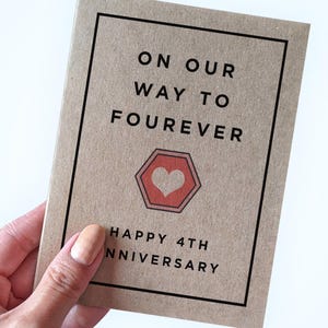 Carte d'anniversaire de 4 ans - En route pour quatre ans - Joyeux 4e anniversaire - Carte d'anniversaire de quatre ans romantique - Carte d'anniversaire de 4 ans calembour