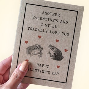 Carte de Saint-Valentin crapaud - Une autre Saint-Valentin et je t'aime toujours aussi - Jeu de mots crapaud - Papier recyclé