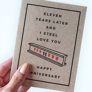 Carte d'anniversaire de onze ans - onze ans plus tard et je t'aime en acier - joyeux anniversaire - jeu de mots en acier pour mari ou femme