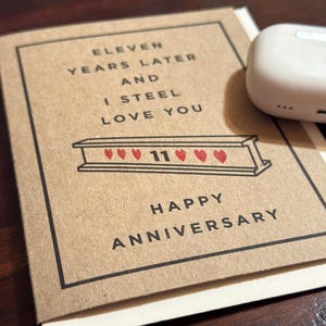 Carte d'anniversaire de onze ans -- onze ans plus tard et je t'aime en acier - joyeux anniversaire - boîte de jeu de mots en acier pour mari ou femme image 2