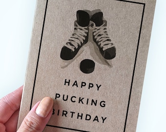 Carte d'anniversaire pour les fans de hockey - Joyeux anniversaire avec le pucking - Carte d'anniversaire de hockey - Carte de voeux A2 - Carte kraft recyclée - Anniversaire de fan de hockey