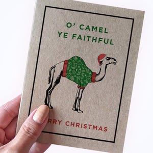 Carte de Noël mignon chameau jeu de mots - O' Camel Ye Faithful - carte de parodie de jeux de mots chants de Noël - cartes de vœux Punny - parodie chant de Noël