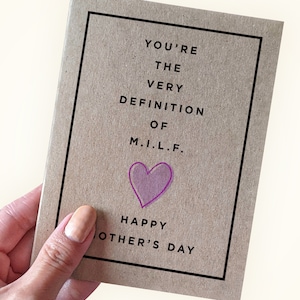 Carte de fête des mères pour MILF de mari - Vous êtes la définition même d'une MILF - Fête des mères pour une femme, fête des mères pour son partenaire, petite mère