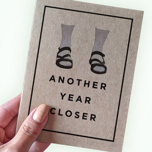 Carte d'anniversaire drôle de chaussettes et de sandales, cadeau d'anniversaire pour papa ou mari ou femme - cartes d'anniversaire drôles pour lui - carte d'anniversaire de papa