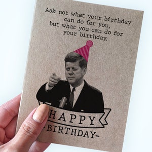 Carte d'anniversaire John F. Kennedy - Anniversaire JFK - Ne demandez pas ce que votre anniversaire peut faire pour vous, mais ce que vous pouvez faire pour votre anniversaire - Plein d'esprit