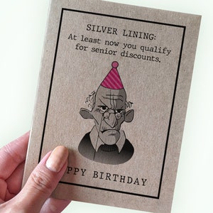 Carte d'anniversaire amusante pour 65 ans - Au moins vous avez maintenant droit à des réductions pour les personnes âgées - Joyeux anniversaire - Anniversaire de personne âgée - Carte d'anniversaire pour papa