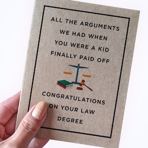 Carte drôle de diplôme en droit des parents, carte de remise des diplômes des frères et sœurs pour un diplômé en droit, remise des diplômes drôle nouvel avocat, carte de remise des diplômes de la faculté de droit soeur