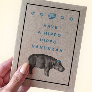 Carte de Hanoucca drôle d'hippopotame - Avoir un hippopotame Hanoucca - Carte de Hanoucca hippopotame - Carte de voeux A2 Carte kraft recyclée