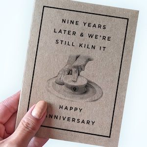 Carte d'anniversaire de neuf ans pour un anniversaire de poterie - neuf ans plus tard et nous sommes toujours au four - Joyeux anniversaire - Carte d'anniversaire de jeu de mots en poterie