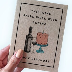 Carte d'anniversaire sarcastique pour offrir du vin - Ce vin se marie bien avec le vieillissement - Joyeux anniversaire - Carte d'anniversaire amateur de vin - Carte d'anniversaire vin