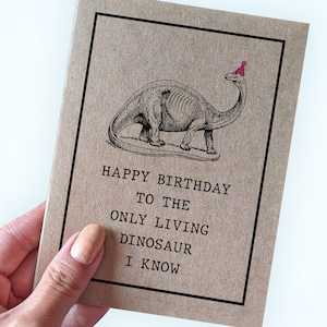 Carte d'anniversaire dinosaure Snarky Living - joyeux anniversaire au seul dinosaure vivant que je connais - carte d'anniversaire drôle pour un ami plus âgé ou un parent