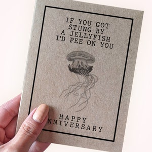 Carte d'anniversaire curieusement maladroite - si vous vous faites piquer par une méduse, je vous pisse dessus - joyeux anniversaire - carte d'anniversaire méduse