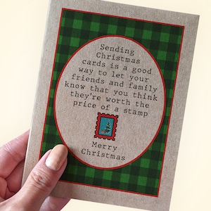 Les cartes de Noël sont un moyen de faire savoir aux gens que vous pensez qu'elles valent le prix d'un timbre - Carte de Noël sarcastique pour les amis de la famille