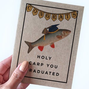Carte de remise des diplômes Holy Carp, Holy Carp que vous avez obtenu votre diplôme, carte de remise des diplômes de poisson 2025, carte de remise des diplômes mignon jeu de mots, carte pour nouveau diplômé universitaire