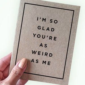 Carte d'anniversaire de couple étrange - Je suis si heureux que vous soyez aussi bizarre que moi - carte de Saint-Valentin drôle - anniversaire drôle - carte kraft recyclée A2
