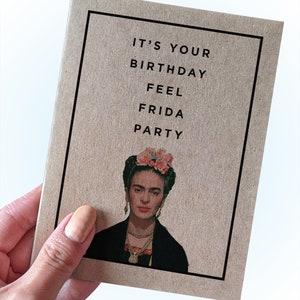 Feel Frida Party - carte d'art d'anniversaire de jeu de mots - Frida Kahlo - cadeau d'anniversaire pour un ami anniversaire pour elle - carte Kraft recyclée A2 - joyeux anniversaire