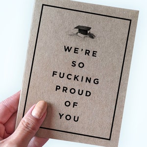 Carte de fin d'études maudite - carte de remise des diplômes de groupe - We're so F * cking fiers of you - carte de groupe - carte de finissants jurer - deux tailles disponibles