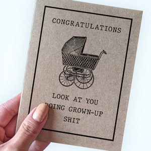 Je te regarde faire des conneries d'adulte - Félicitations - Carte de voeux hilarante pour les nouveaux parents - Carte pour baby shower - Carte pour nouveau bébé - Carte pour nouveaux parents