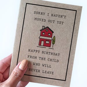 Carte d'anniversaire hilarante pour papa d'un enfant vivant à la maison, joyeux anniversaire de la part de l'enfant qui ne le quittera jamais, carte d'anniversaire amusante pour maman