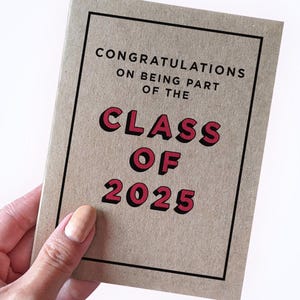Carte de remise des diplômes de la promotion 2025 pour tous, Carte de remise des diplômes simple 2025, Carte des diplômés du secondaire, Carte des diplômés de l'université, Carte des nouveaux diplômés des parents