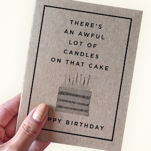Carte d'anniversaire drôle pour vieillir - Il y a beaucoup de bougies sur ce gâteau - Carte d'anniversaire drôle pour la vieillesse - Carte de blague Bday