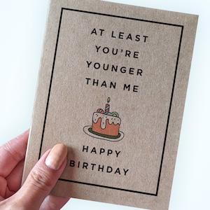 Pour l'anniversaire de Brightside - Au moins vous êtes plus jeune que moi - carte d'anniversaire drôle pour petit ami ou petite amie - cartes d'anniversaire pour elle