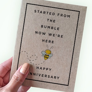 Nous avons commencé par The Bumble Now We're Here - Carte d'anniversaire de rencontre en ligne - Carte d'anniversaire Bumble - Carte d'anniversaire de l'appli de rencontres