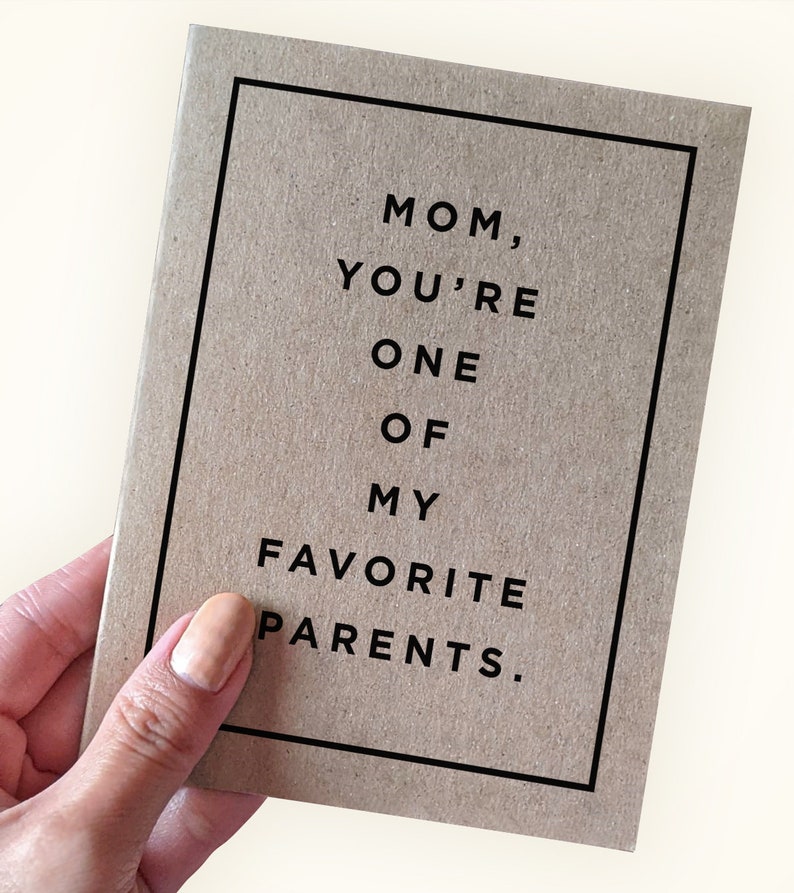 Puede incluir: Una tarjeta marr&oacute;n con un borde negro y el texto "MOM, YOU'RE ONE OF MY FAVORITE PARENTS."