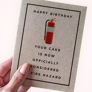 Carte d'anniversaire drôle de risque d'incendie - Votre gâteau est maintenant officiellement considéré comme un risque d'incendie - Carte d'anniversaire pour mari - Carte d'anniversaire pour papa