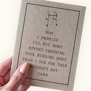 Carte de fête des mères impertinente de fils ou de fille - Maman, je promets que je ferai plus d'efforts pour choisir votre maison de retraite - Carte de voeux Kraft - Soins infirmiers