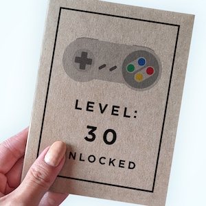 Carte d'anniversaire jeu vidéo - Déverrouillé niveau 30 - Personnalisable en fonction de l'âge - Carte de niveau supérieur - Carte de voeux A2 - Carte Kraft